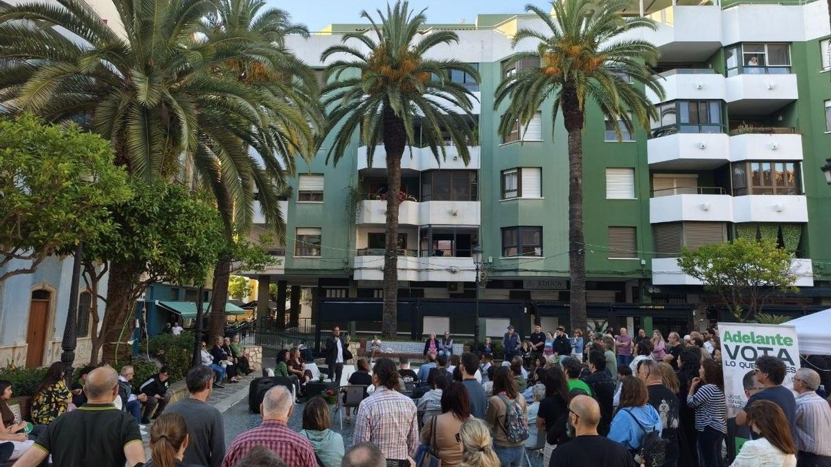 El candidato de Adelante Andalucía a la Presidencia de la Junta, José Ignacio García, en un acto público en La Línea de la Concepción (Cádiz)