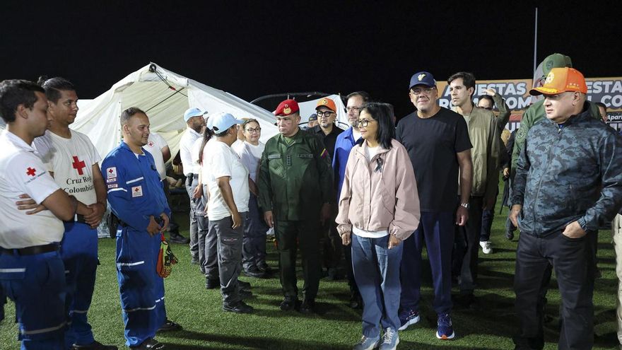 Fotografía cedida por el Palacio de Miraflores que muestra a la presidenta encargada de Venezuela, Delcy Rodríguez (c), saludando a integrantes de la Cruz Roja este viernes, en Caracas (Venezuela). EFE/ Palacio de Miraflores