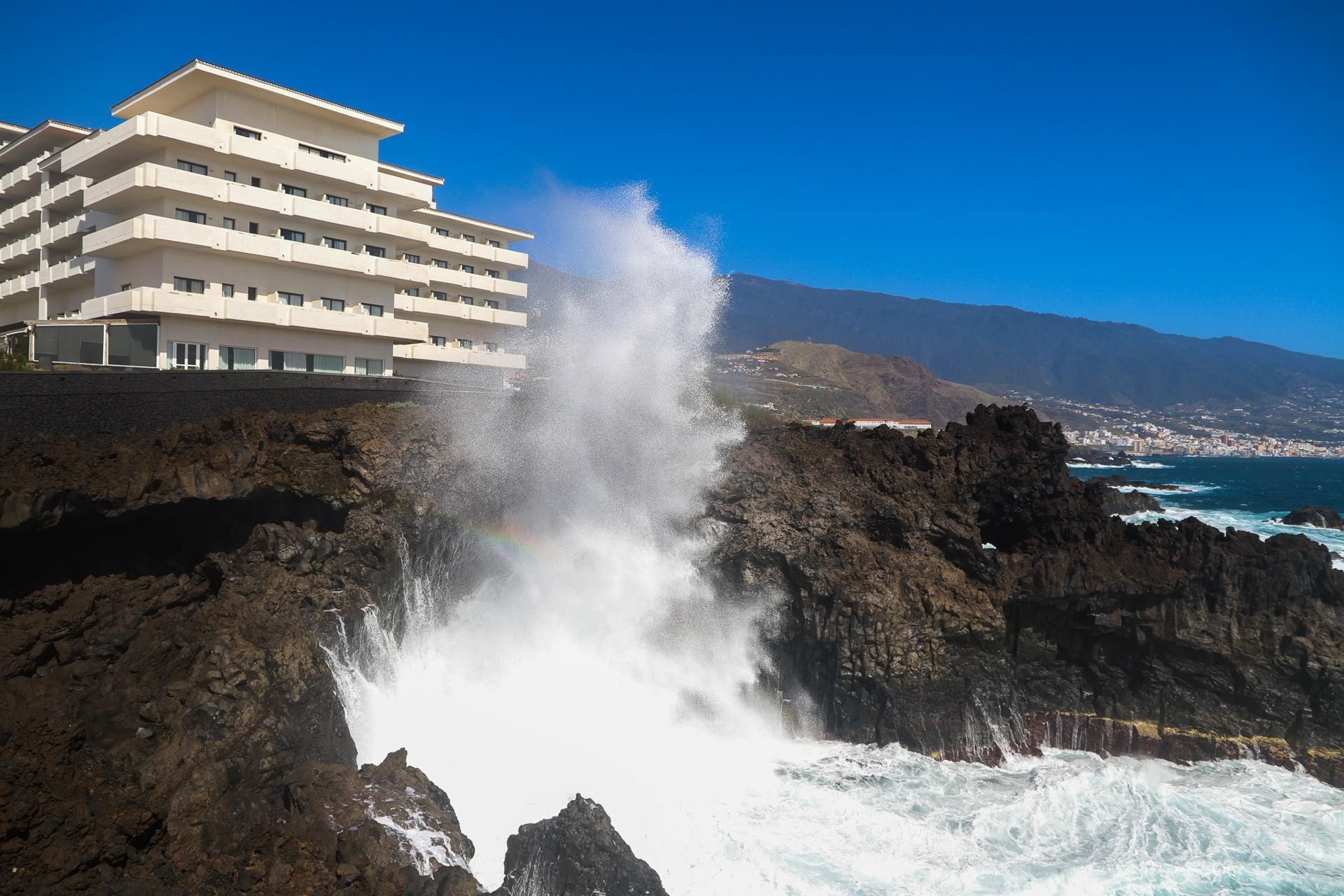 Así ha golpeado el temporal de mar la costa de Canarias con olas de más de cuatro metros
