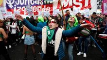 Centenares de personas a favor de la ley del aborto se manifiestan el pasado 8 de agosto de 2018 en el exterior del Senado en Buenos Aires (Argentina).