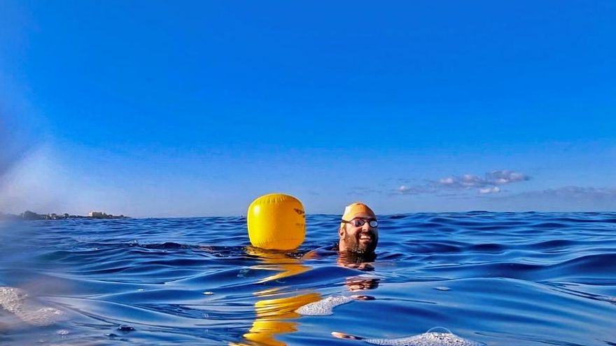 La III Travesía a Nado Southwest Tenerife Barceló pone a prueba la resistencia de 25 nadadores