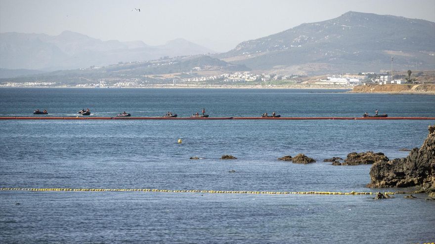 Barrera flotante de contención, a 2 de agosto de 2026, en Ceuta (España).