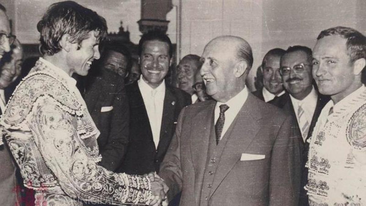 Franco saluda a El Cordobés en 1970.