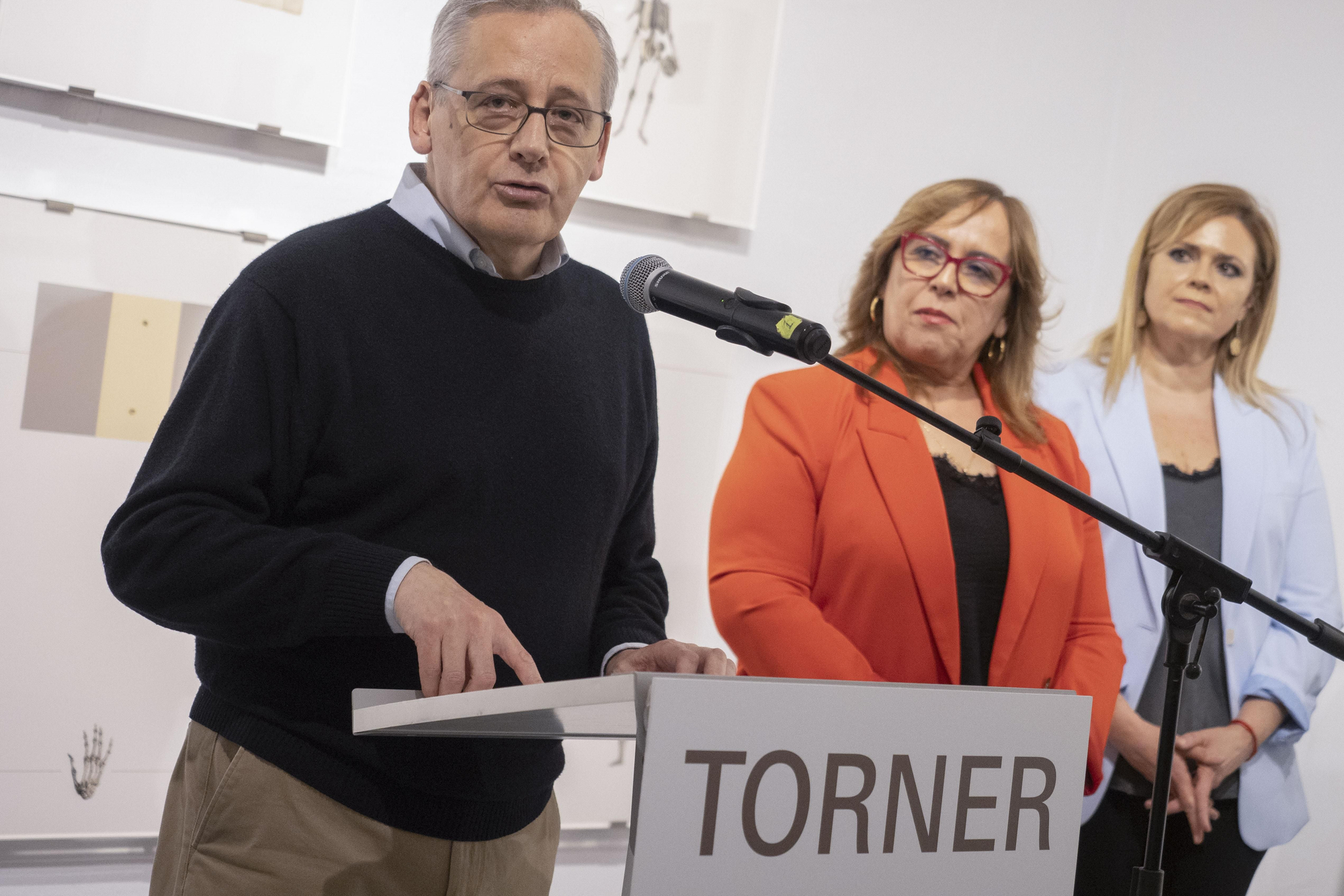 El comisario de la exposición Arturo Sagastibelza (i) ofrece un discurso en Cuenca, este viernes., durante la inauguración de la exposición 'Torner en torno al Vesalio', con la que culminan los actos en Cuenca para celebrar el centenario del nacimiento de Gustavo Torner, que falleció el 6 de septiembre de 2025. EFE/ Álvaro Del Olmo