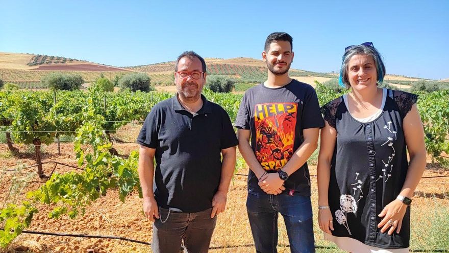 El coordinador de IU Castilla-La Mancha (izq.) en Valdepeñas