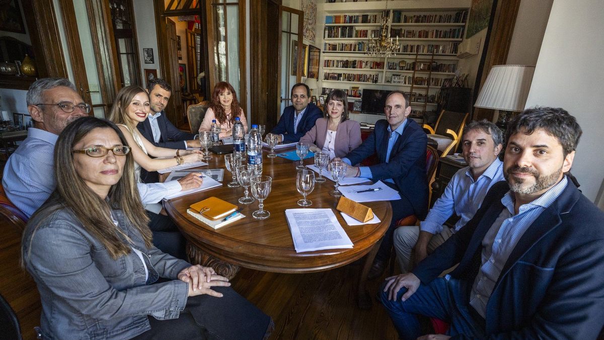 La foto con los economistas el Día del Militante que molestó al TOF 2