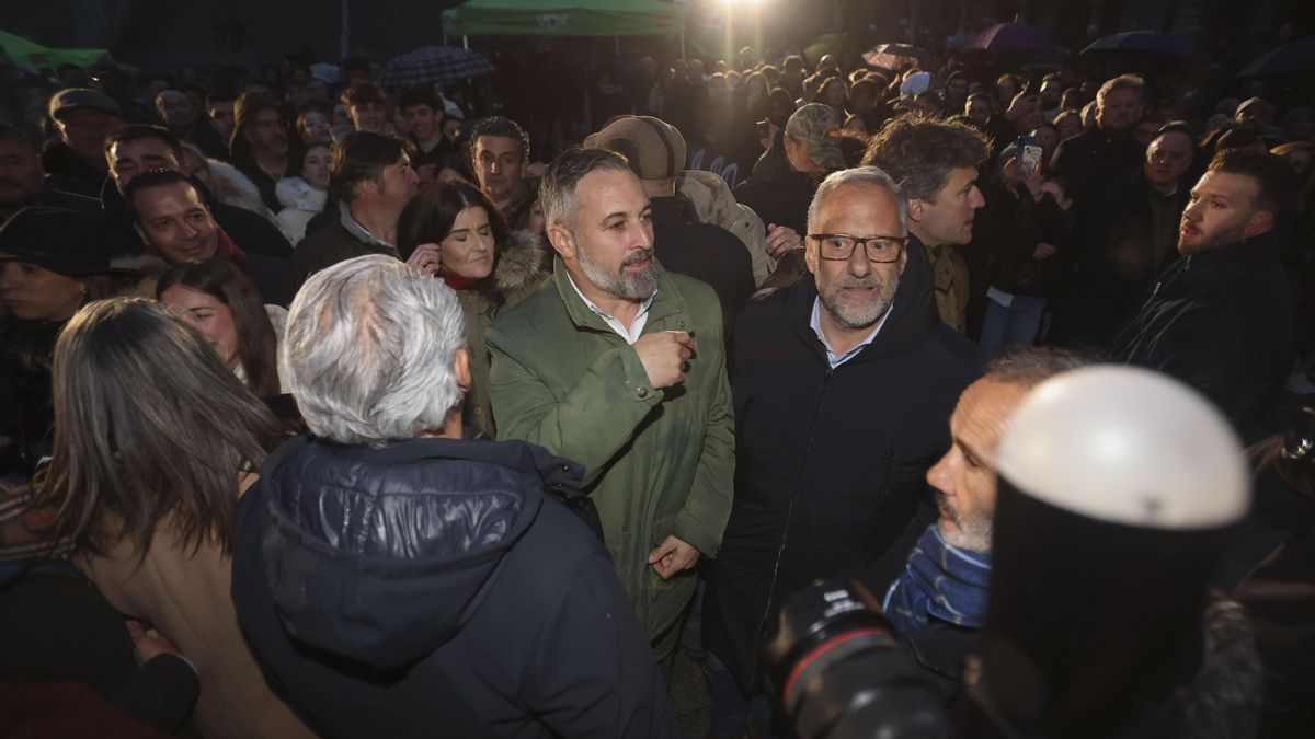 Abascal aumenta su presión sobre Mañueco y le cambia el nombre: "Alfonso Fernández Marruecos"