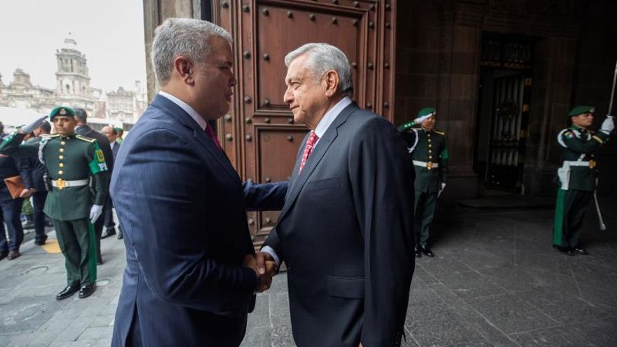 Fotografía cedida este martes por la presidencia de México, del mandatario mexicano Andrés Manuel López Obrador (d), mientras saluda al presidente de Colombia, Iván Duque (i), durante la ceremonia oficial de bienvenida en Palacio Nacional de Ciudad de México (México).