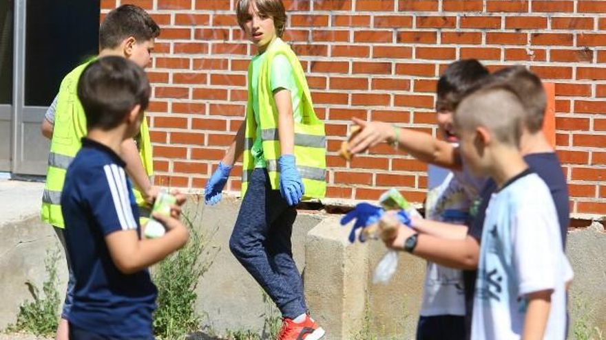 César Sánchez / ICAL Patrulleros de limpieza en el colegio la V Angustia de Cacabelos (León)