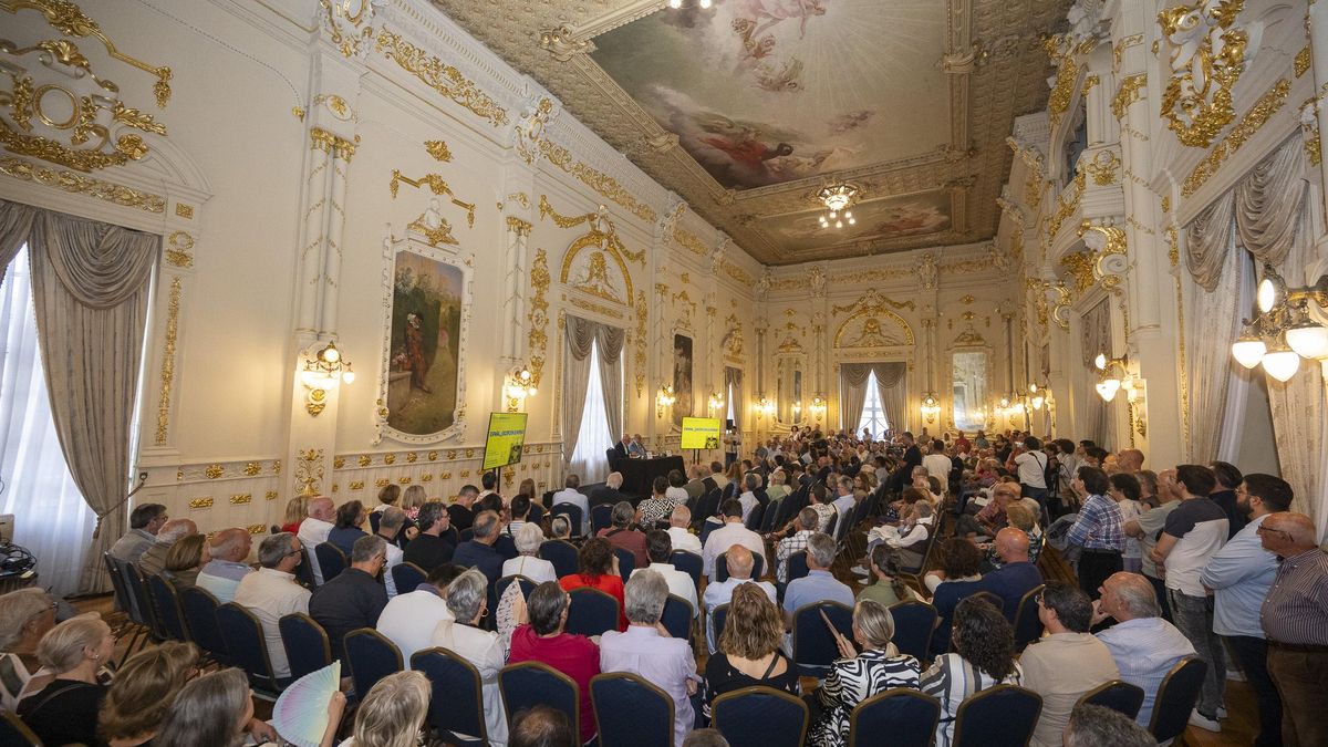 El Salón Dorado del Gabinete Literario, con aforo completo durante el foro.