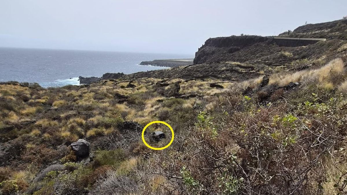 Vehículo salido de la vía  (dentro del círculo,) en Villa de Mazo.