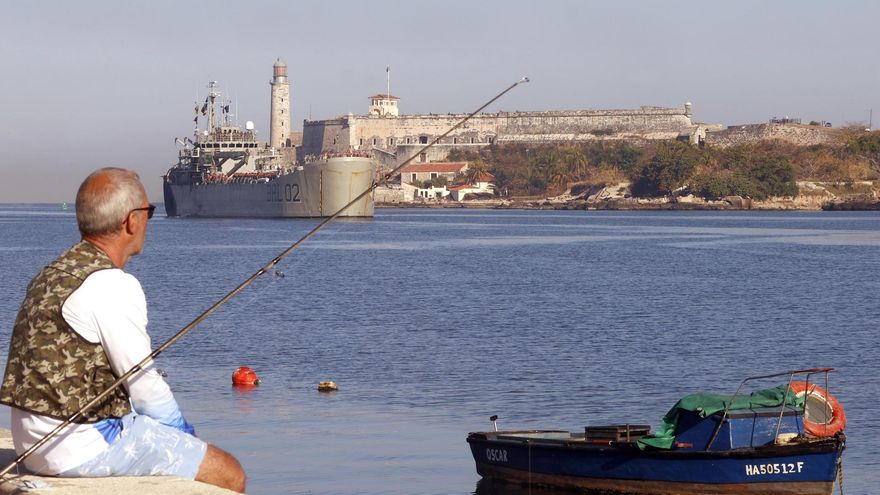 Un pescador cubano con su caña frente al puerto de La Habana, en Cuba.
