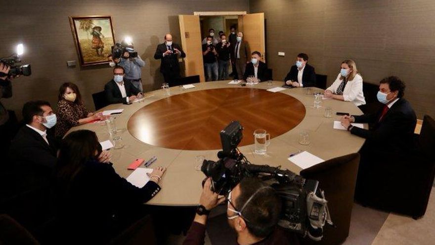 Reunión para la negociación de investidura en Castilla y León entre PP y PSOE