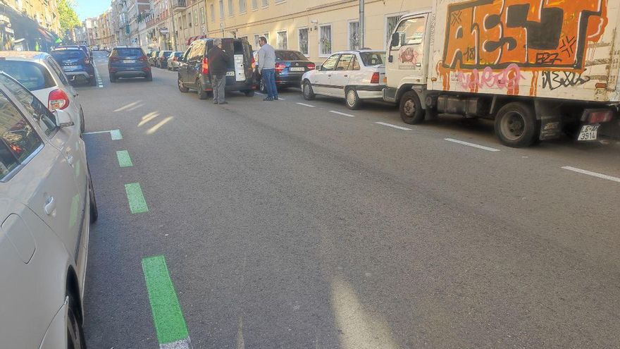 Vecinos indignados por el efecto frontera de los nuevos parquímetros en Ciudad Lineal: "No sé qué haré con mi coche"