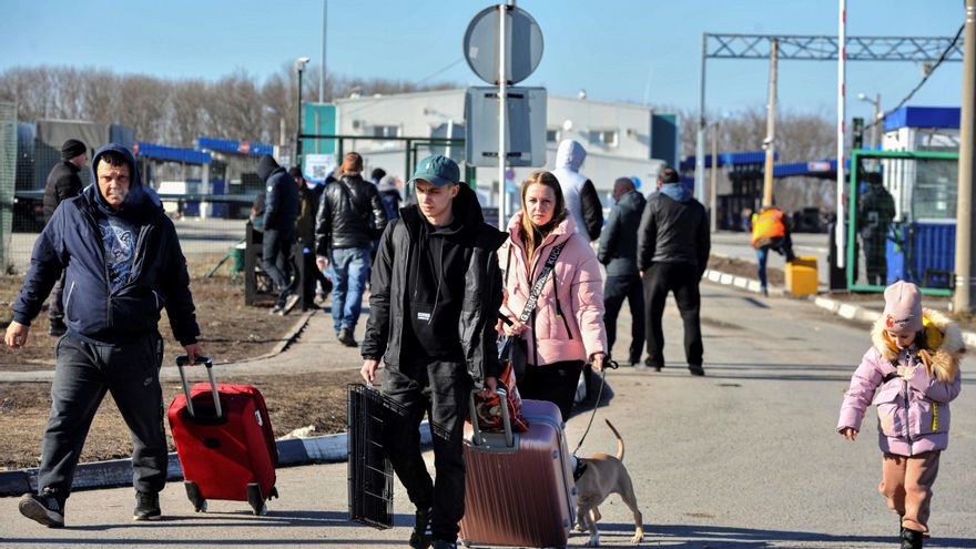 Residentes de la autoproclamada República Popular de Donetsk cruzaban este lunes la frontera entre Rusia y Ucrania en en la región de Rostov, Rusia.