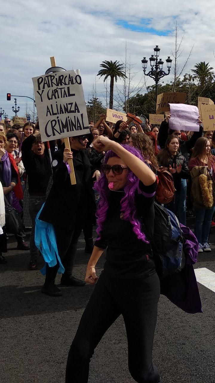 Mujer con el puño en alto arengando a sus compañeras durante el pasacalles. | RUBÉN ALONSO
