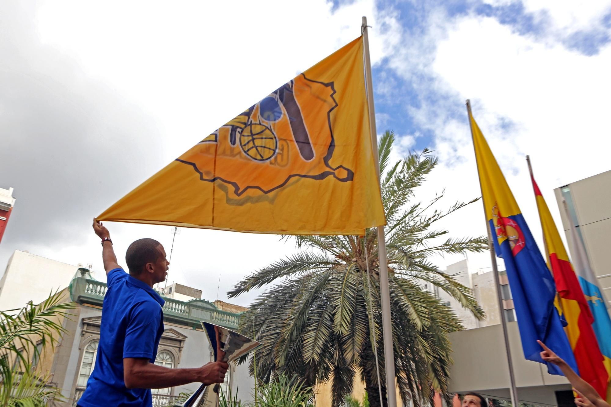 Eulis Báez con la bandera del Herbalife Gran Canaria en el Cabildo insular.