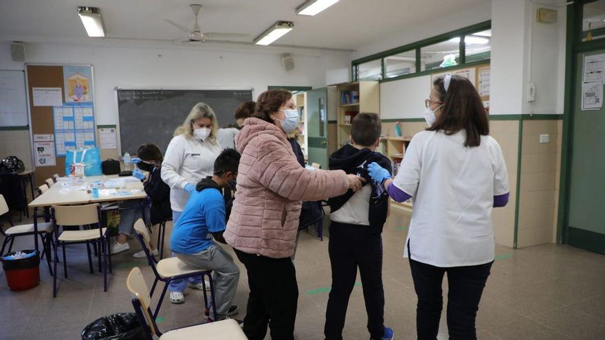 Varios alumnos vacunándose en el colegio Antonio Machado de València.