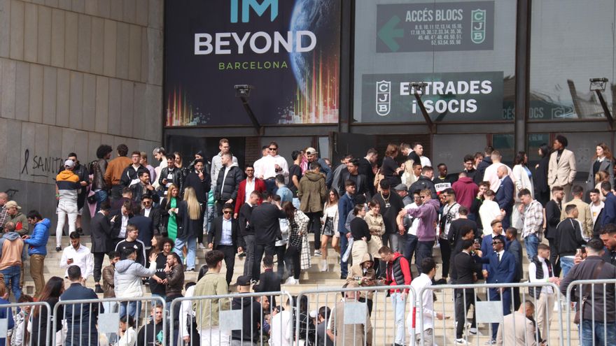 Miles de jóvenes asisten en Badalona al evento de criptomonedas de una empresa acusada de estafa