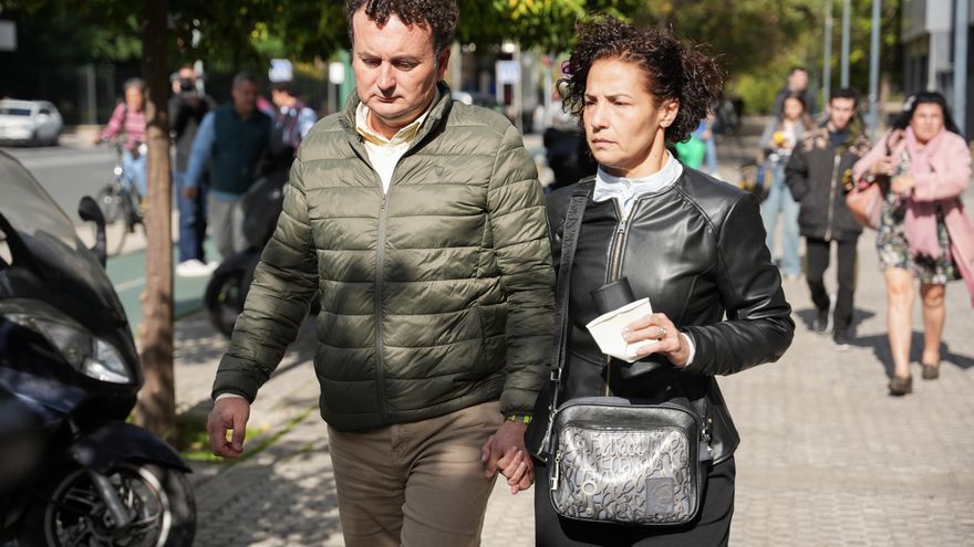 Los padres de Sandra Peña tras declarar en calidad de testigos perjudicados ante la Fiscalía de Menores de Sevilla
