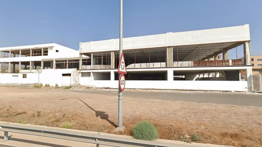 La Agencia de Protección del Medio Natural precinta las obras en una nave de una empresa de coches en Arona por carecer de licencia