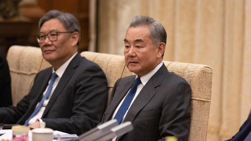 El ministro de Relaciones Exteriores de China, Wang Yi, durante un encuentro con el canciller alemán Friedrich Merz.