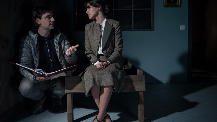 Macarena García recibe instrucciones del director Jorge Dorado