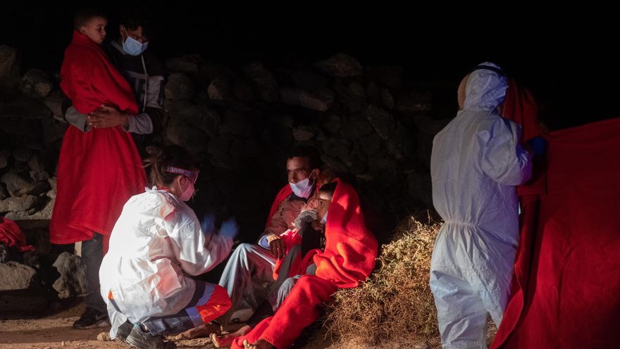 Un grupo de migrantes, incluidos varios bebés, llegados a Fuerteventura durante la madrugada del jueves 15 de octubre