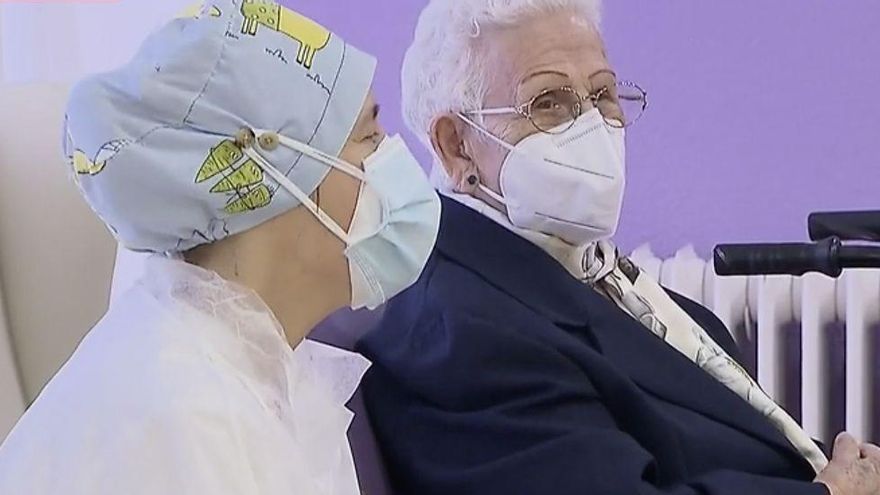 Araceli Hidalgo y Mónica Tapias, las primeras en vacunarse contra la COVID en España