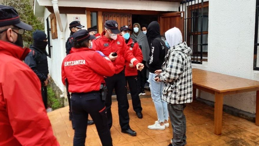 Cuando un monasterio de las clarisas del cisma acogió una fiesta ilegal con decenas de jóvenes, algunos vestidos de monja