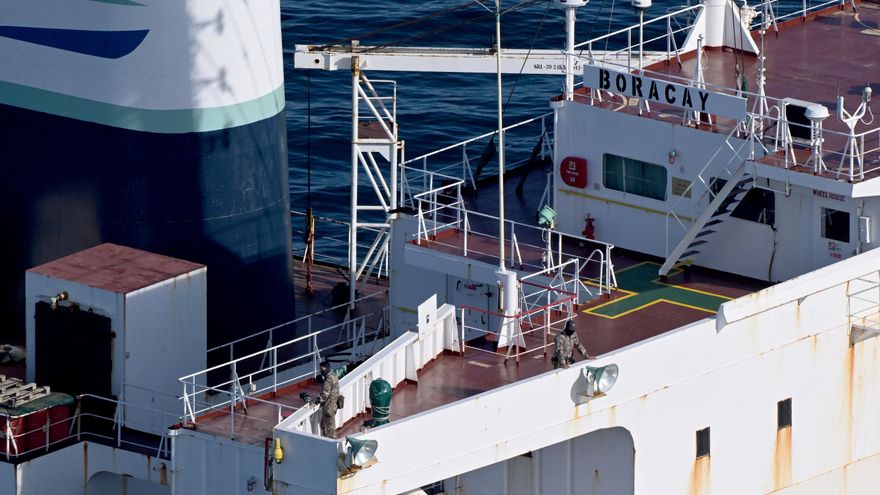 Francia detiene a dos ocupantes de un petrolero de la 'flota fantasma' rusa sospechoso de servir de base de drones