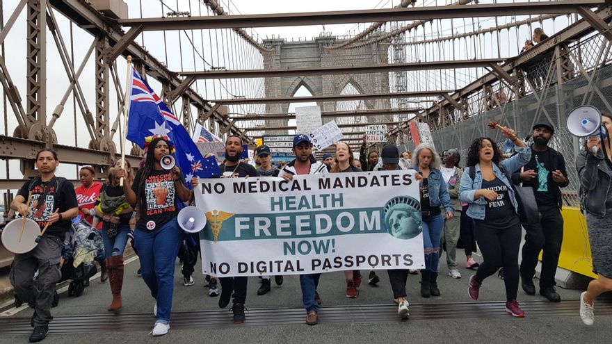 Decenas de activistas y personas antivacunas caminan durante una marcha antivacunas hoy, en el puente de Brooklyn, Nueva York (EE.UU.). EFE/ Jorge Fuentelsaz