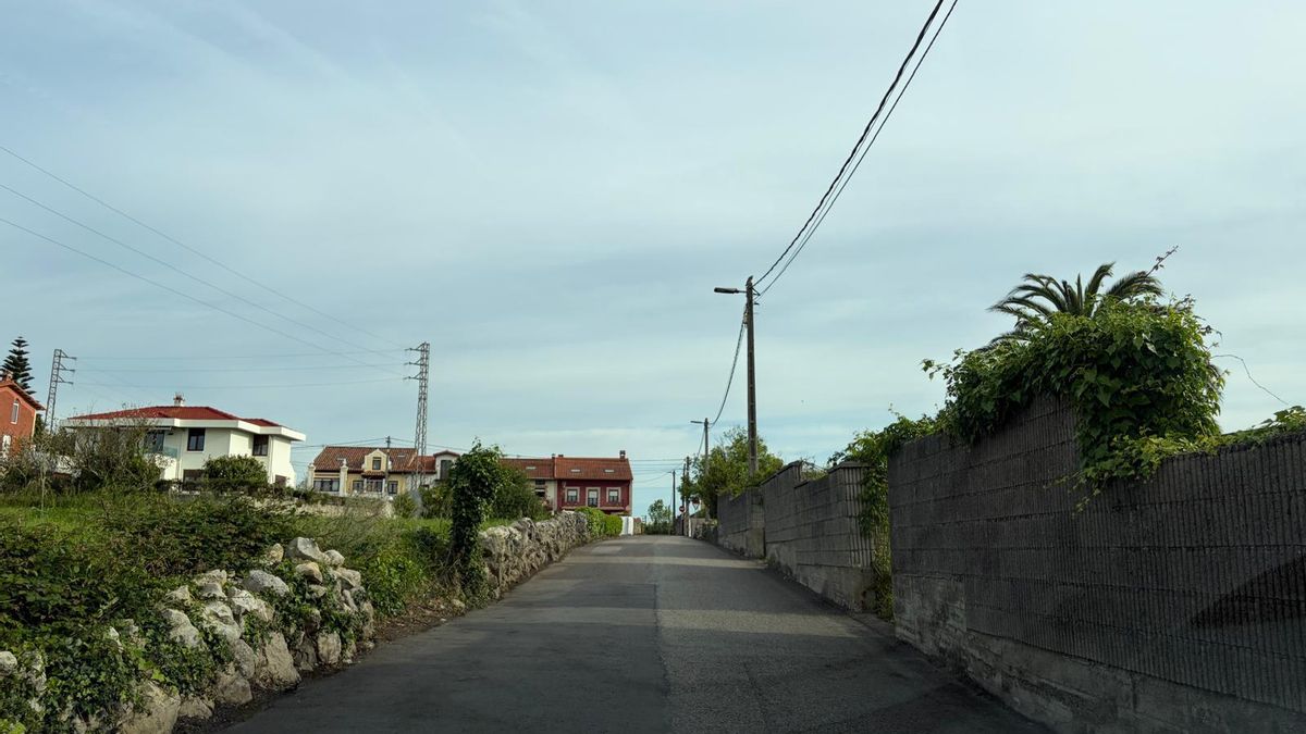 Imagen de una calle por donde caminan familias al colegio público.
