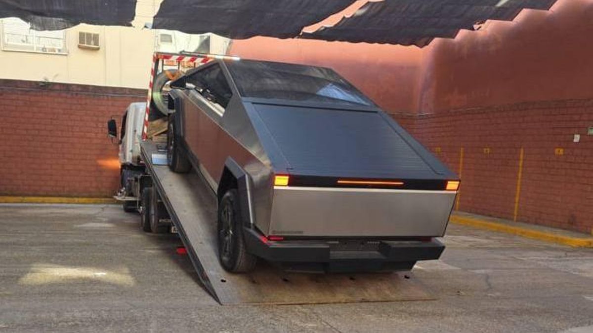 El diputado libertario Manuel Quintar se lleva la camioneta Tesla a Jujuy en grúa
