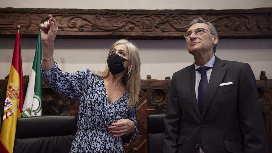 Patricia del Pozo muestra a Gabriel Rojas una estancia de la Consejería de Cultura.