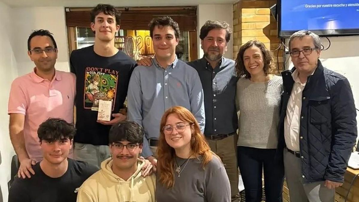 Ciclo divulgativo Con Ciencia, Té, una iniciativa de la Universidad de León que programa charlas científicas en bares; en la imagen, participantes en 2025 con el vicerrector de Investigación, Santiago Gutiérrez. 