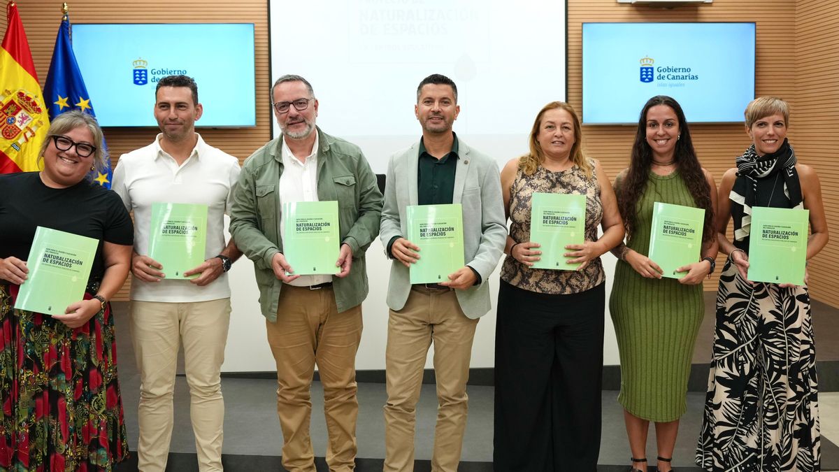 El consejero de Educación, Poli Suárez (tercero por la izquierda), en la presentación del proyecto para naturalizar los centros escolares canarios.