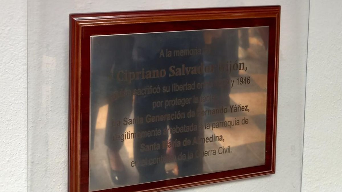 Placa de homenaje a Cipriano en Almedina