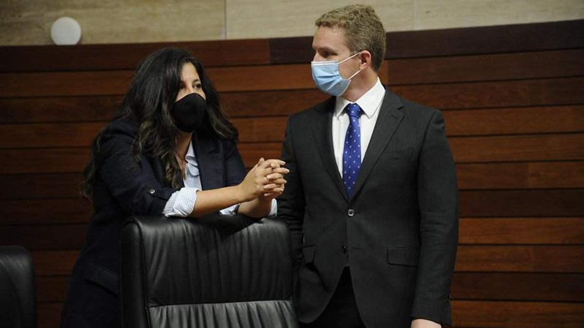 Fernando Rodríguez Enrique y su compañera Marta Pérez Guillén, antes de empezar el pleno