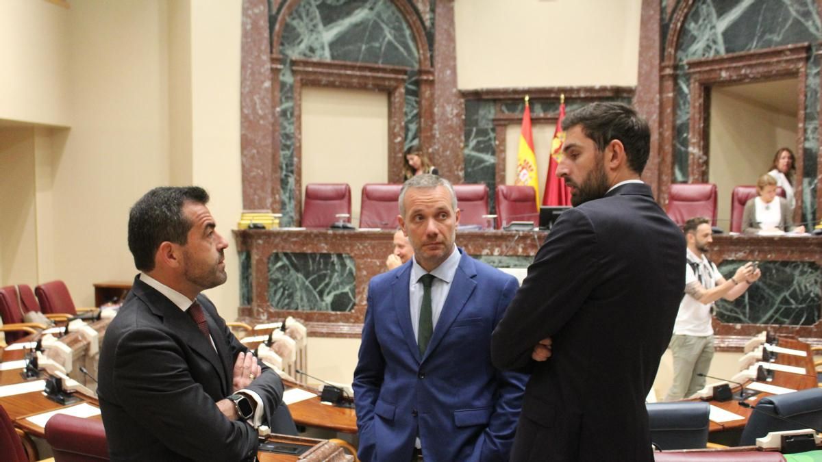 El portavoz del PP en la Asamblea Regional, Joaquín Segado (en el centro), con el actual portavoz de Vox en el parlamento murciano Rubén Martínez Alpañez y José Ángel Antelo en una imagen de archivo