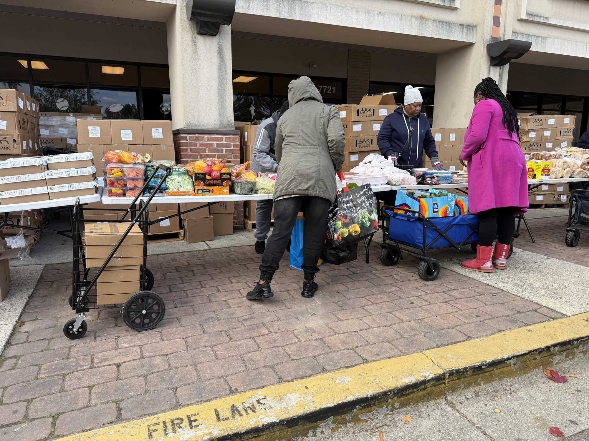 Empleados federales de EEUU recogen comida en un banco de alimentos en Maryland abierto para ellos por el 'shutdown', el 28 de octubre de 2025.