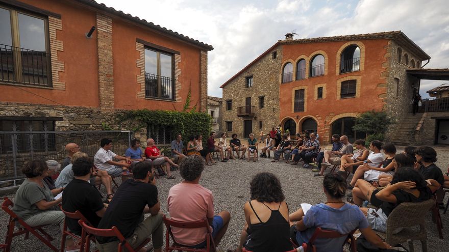 Artistas de vanguardia huyen de la ciudad y encuentran un refugio donde el tiempo va más despacio