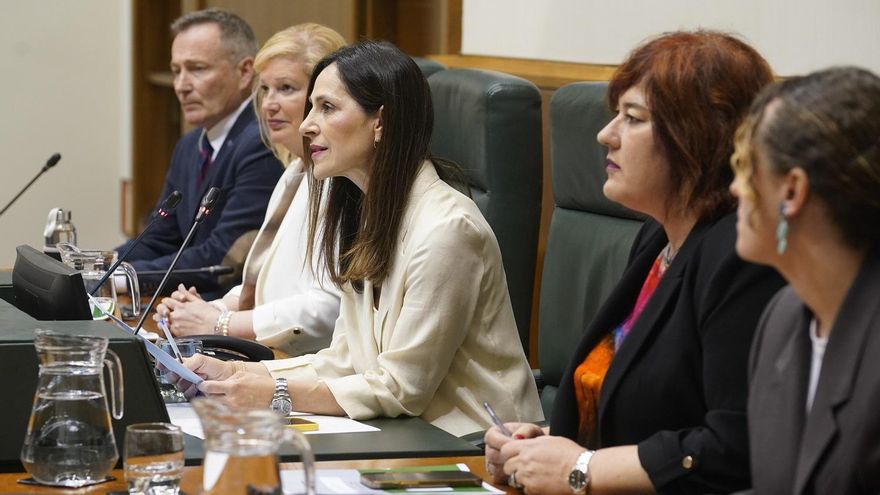 87 segundos de pleno en el Parlamento y un Pradales escurridizo sobre cómo van las negociaciones de Gobierno vasco