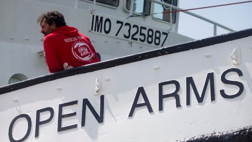 El buque del Open Arms zarpa desde el puerto de Barcelona hacia islas griegas