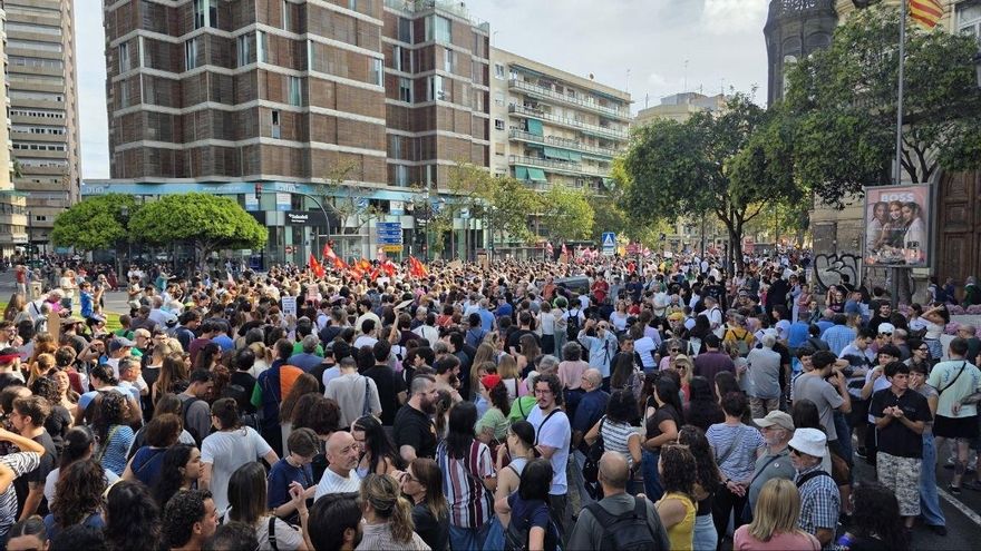 Miles de personas se movilizan en Valencia contra la especulación inmobiliaria.