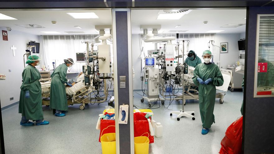 Médicos y enfermeras atienden a dos pacientes en la UCI de la Clínica Universidad de Navarra.EFE/ Jesús Diges/Archivo