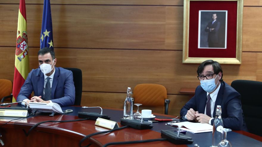 El presidente del Gobierno, Pedro Sánchez (i) y el ministro de Sanidad, Salvador Illa (d) durante la reunión del Comité de Seguimiento del Coronavirus, en el Complejo de la Moncloa, en Madrid (España), a 11 de enero de 2021.