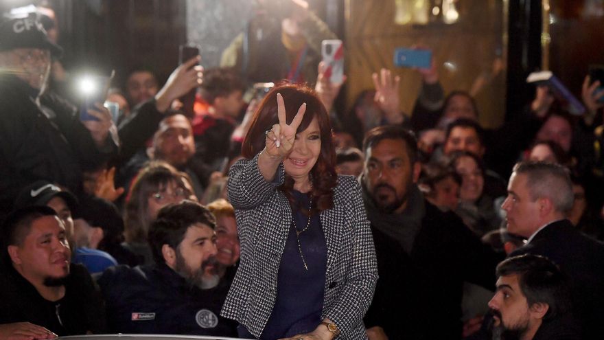 Cristina saludó a los militantes al regresar a su domicilio en Recoleta