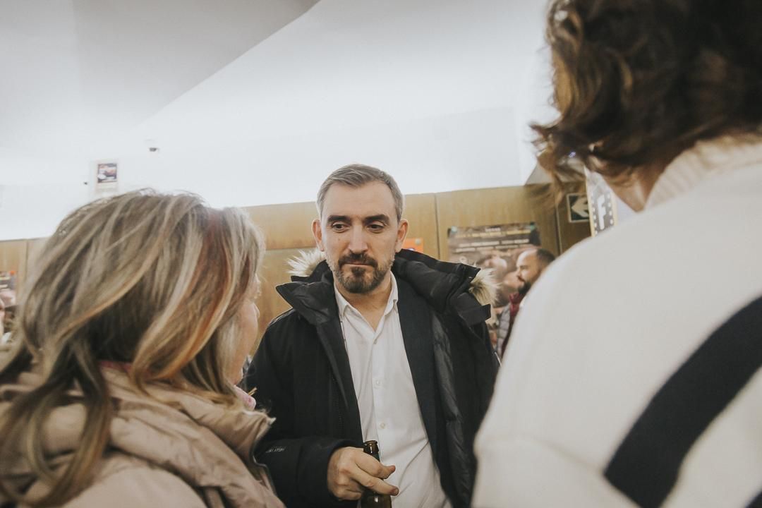 Ignacio Escolar conversa con unos suscriptores de elDiario.es durante el cóctel de despedida