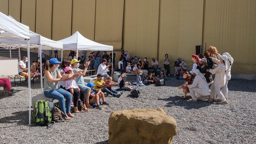 Varios padres y madres en una actividad infantil celebrada en la Cueva Pintada